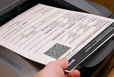 Profissional imprimindo o CRLV-e em uma impressora adequada.